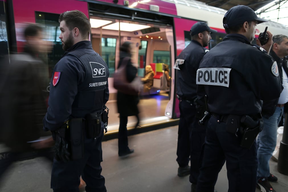Huit suspects seraient recherches apres bruxelles et paris