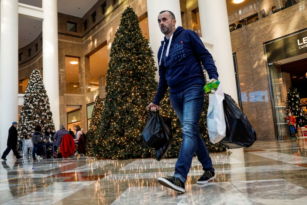 Etats-unis: les menages depensent plus que prevu, l'epargne baisse