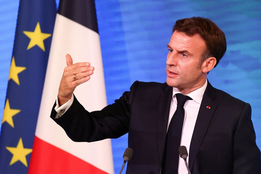 Le president macron rencontre les responsables des sites industriels francais.