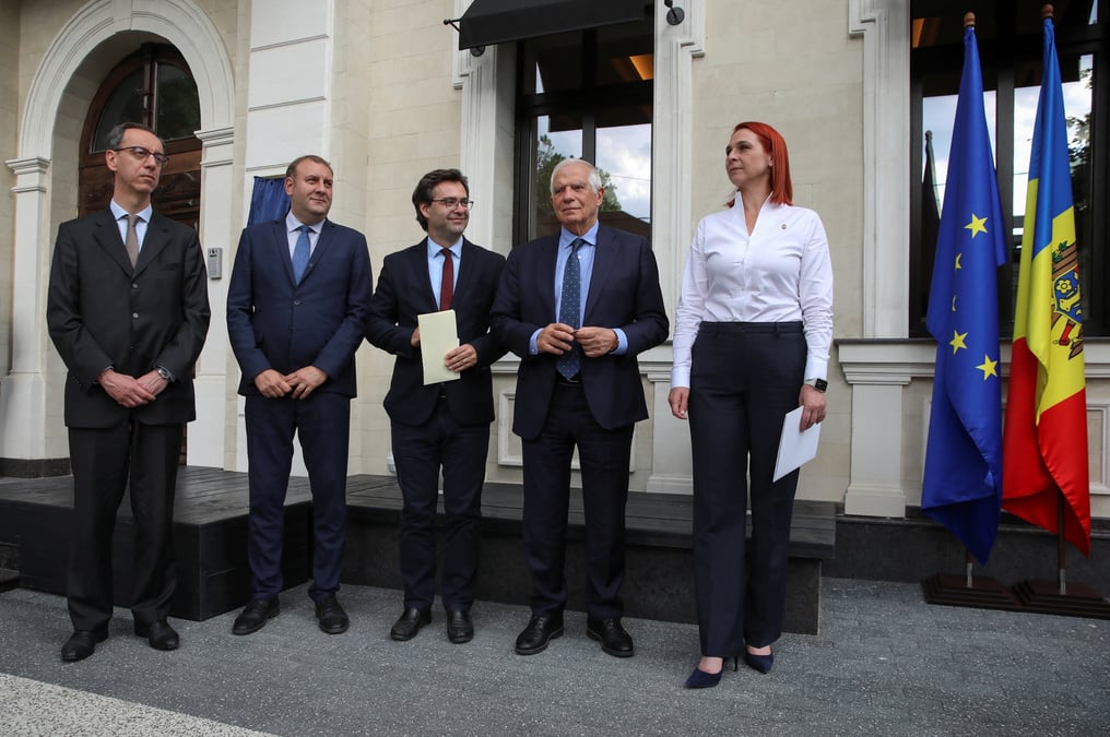 Photo du chef de la diplomatie europeenne josep borrell qui ouvre une mission de partenariat en moldavie