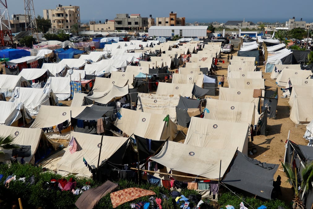 Des palestiniens s'abritent dans un camp gere par les nations unies a khan younis