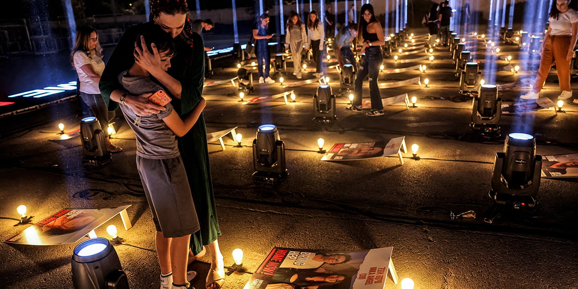 Jeudi à Jérusalem. Des centaines de piliers de lumière ont été installés par la municipalité en hommage à chacun des otages prisonniers du Hamas.