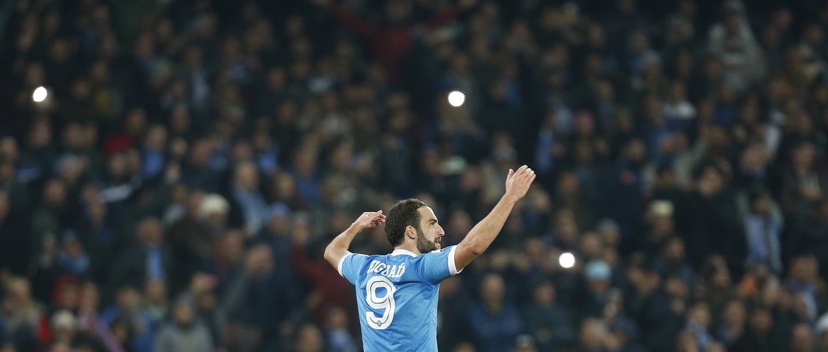 Higuain signe un double et naples depasse l'inter