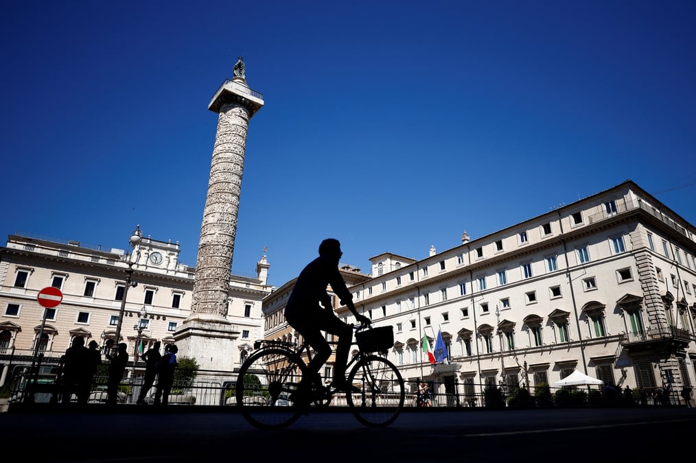 La classe politique italienne presse draghi de rester a son poste