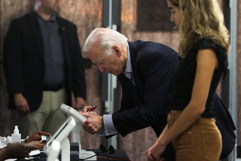 Le president americain joe biden se prepare a voter de facon anticipee aux elections de mi-mandat