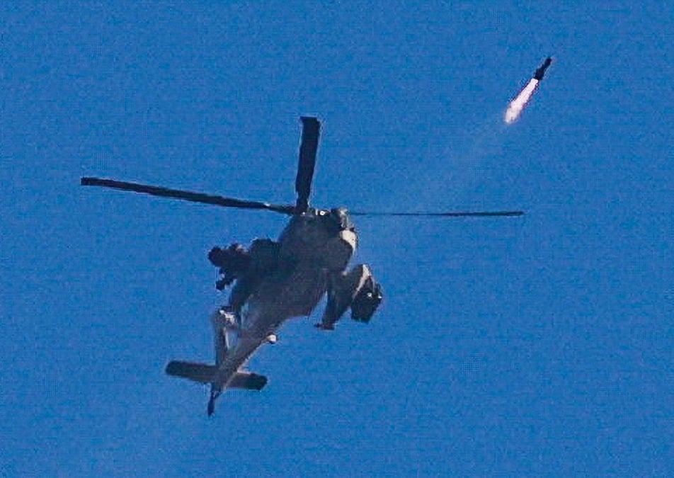 De la fumee s'eleve dans le nord de la bande de gaza a la suite d'une frappe aerienne israelienne