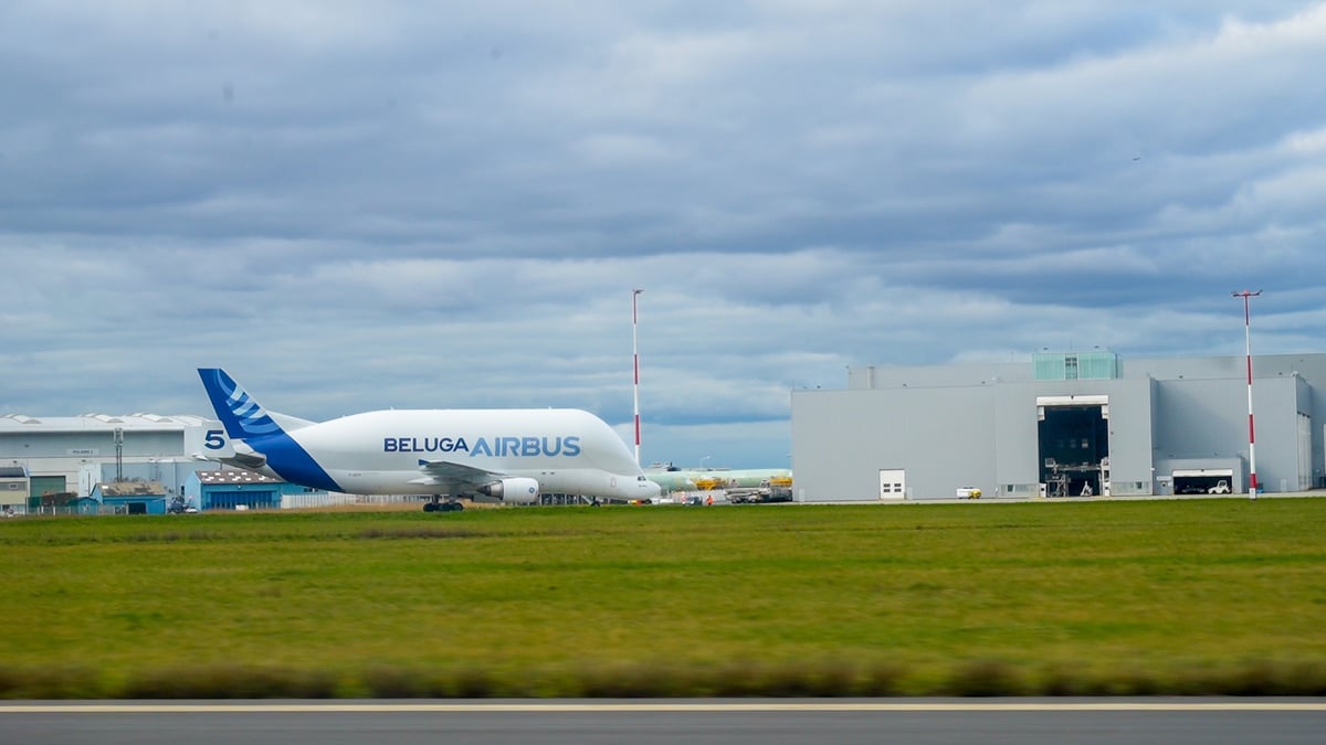 Depuis cet été, le carburant d’aviation durable est utilisé pour avitailler le Beluga d’Airbus.