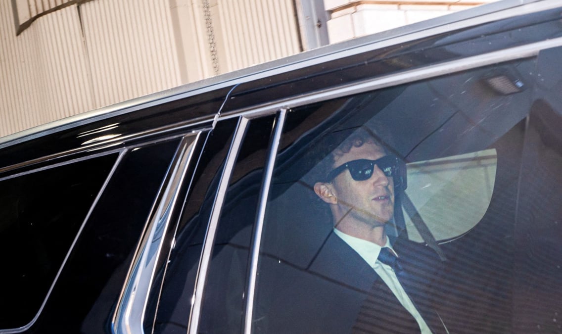 Mark Zuckerberg à la sortie du tribunal de Washington, lors du procès de Meta contre la FTC en avril 2025