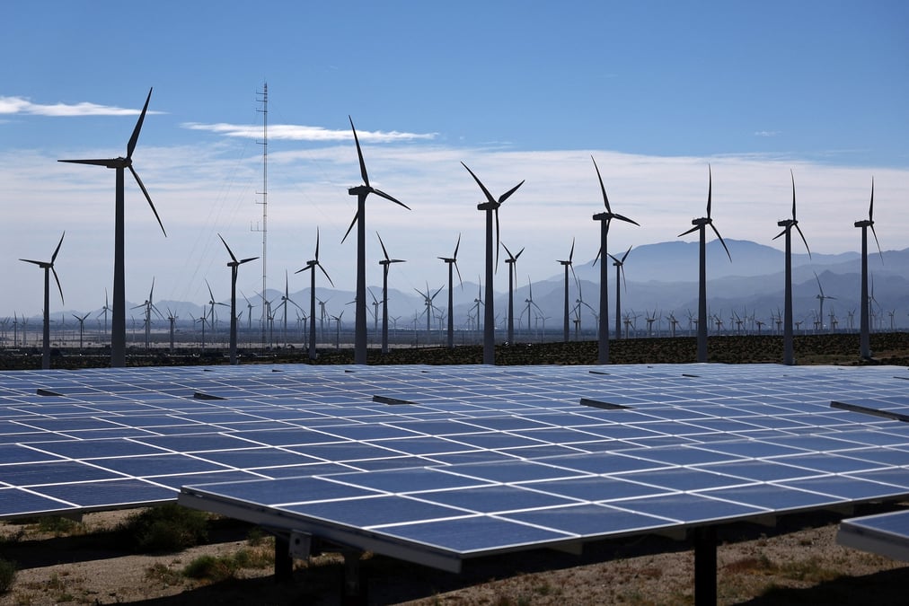 Un champ éolien et solaire à Palm Spring, en Californie.