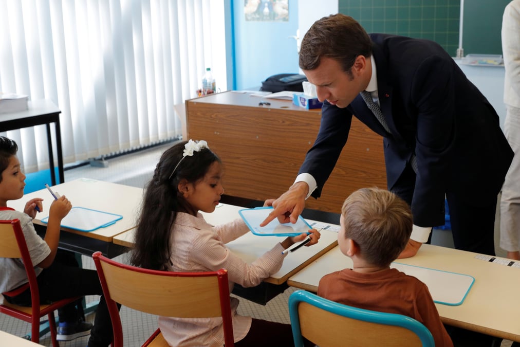 Macron promet de "transformer l'ecole comme jamais"