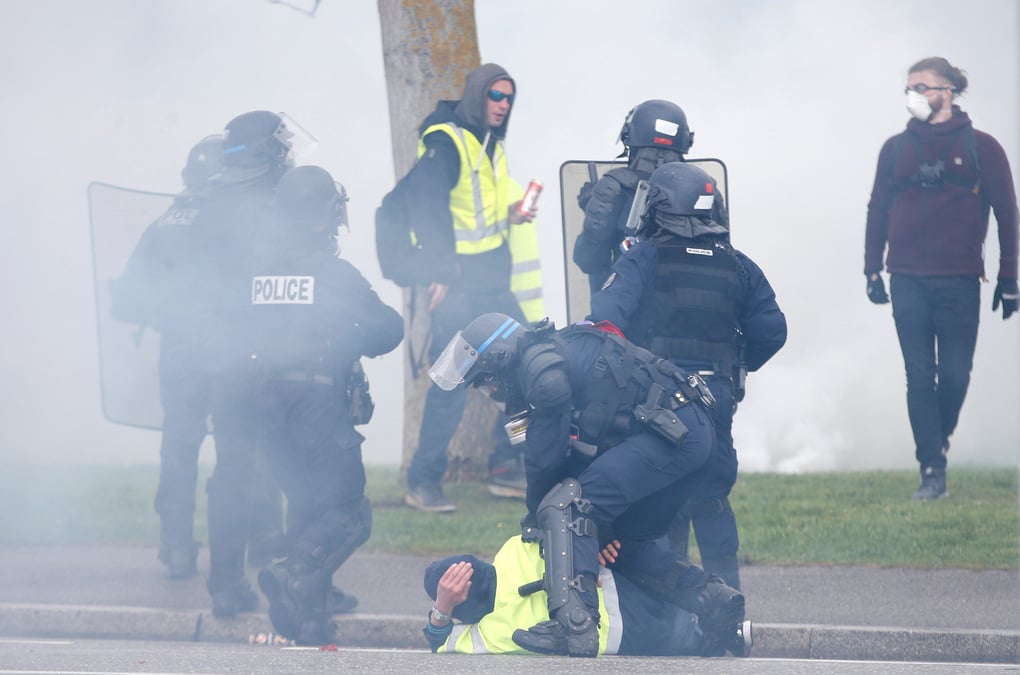 "gilets jaunes": des policiers seront juges, indique le procureur de paris