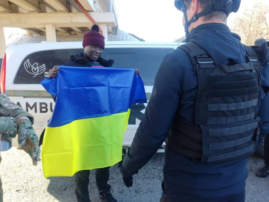 Le citoyen americain suedi murekezi pose pour une photo apres l'echange de prisonniers de guerre dans un lieu inconnu en ukraine