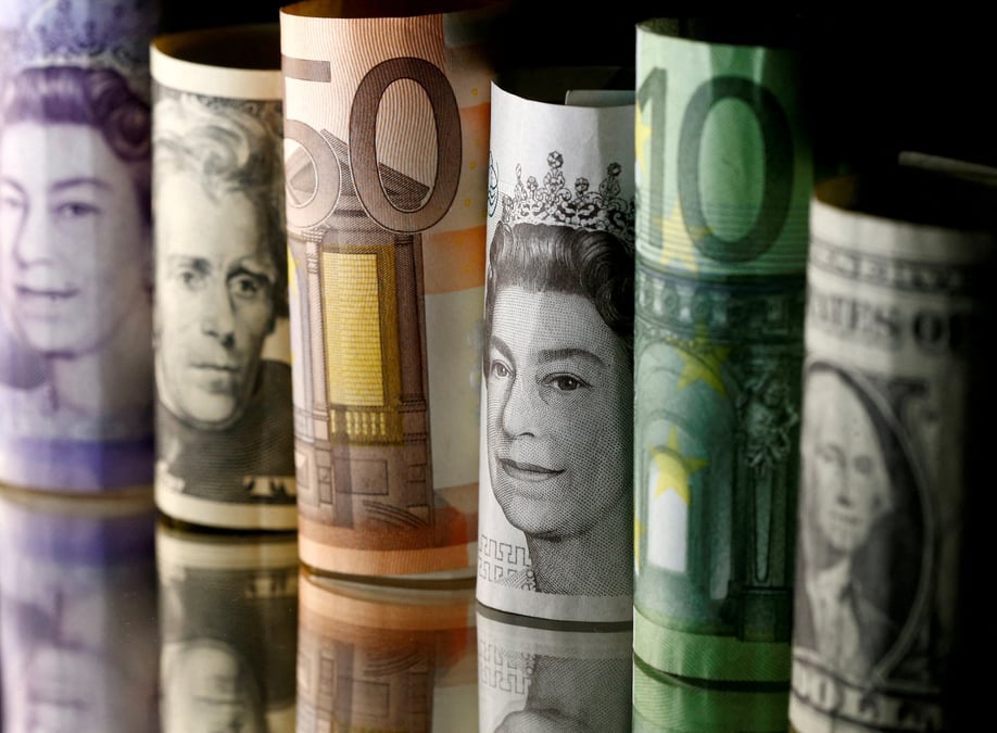 Des billets en dollars, en euros et en livres