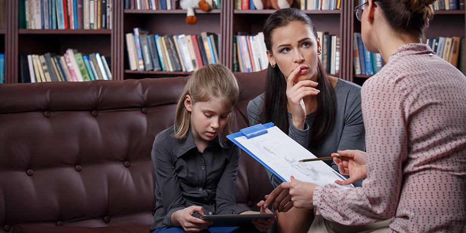 Une spécialiste de l'adolescence soutient les familles.