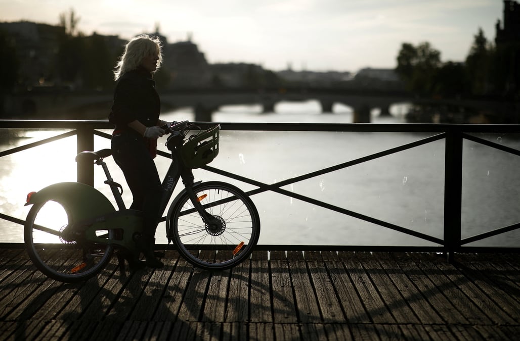 Une femme sur le pont des arts a paris