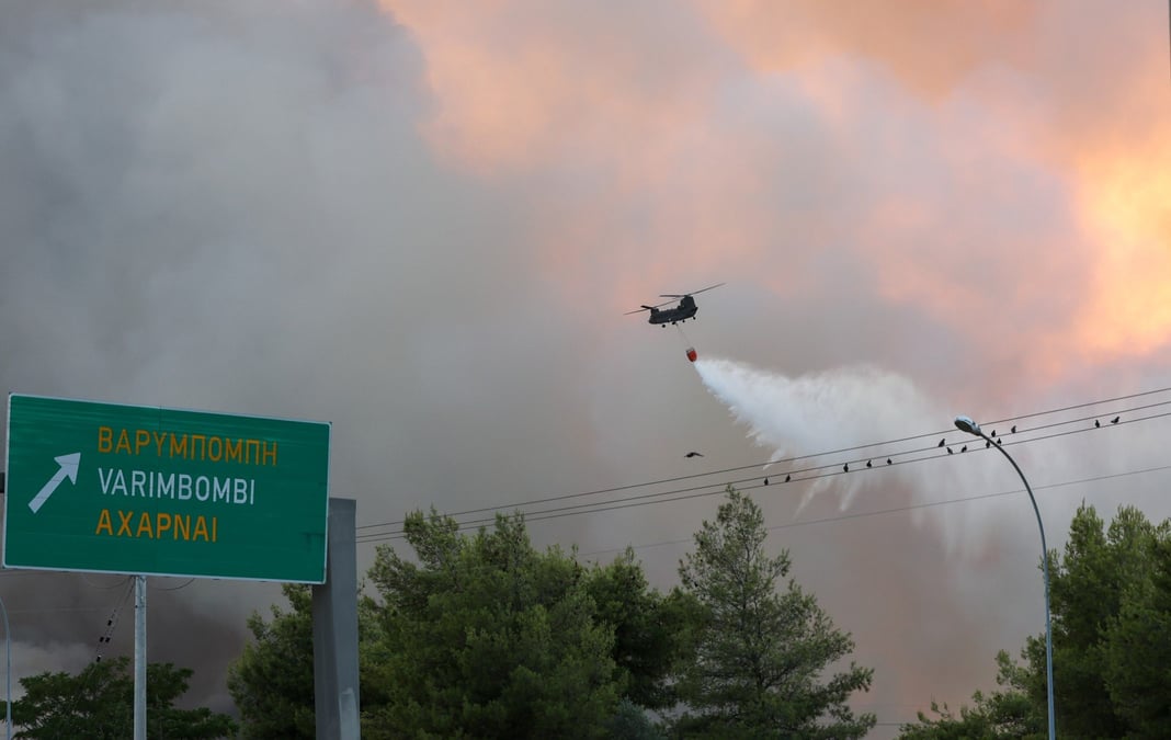 Des pompiers tentent de éteindre un incendie dans la région de Varympompi au nord d’Athènes.