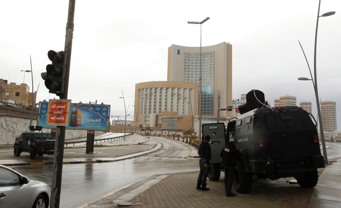 Un hotel de luxe attaque a tripoli, au moins trois morts