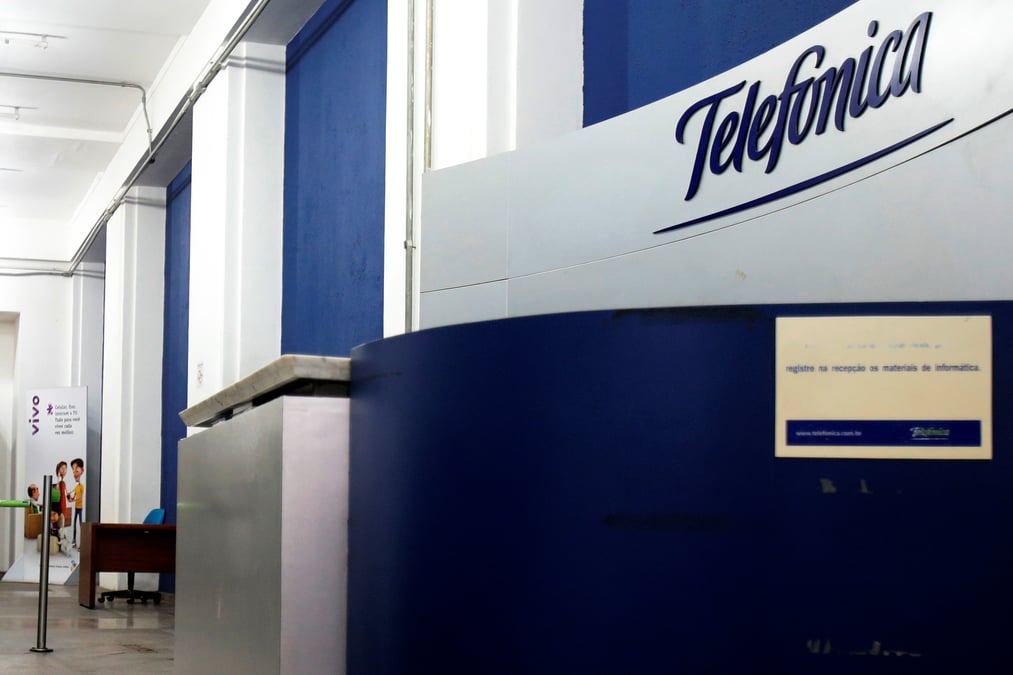 Liberty et telefonica fusionnent leurs activites britanniques pour concurrencer bt