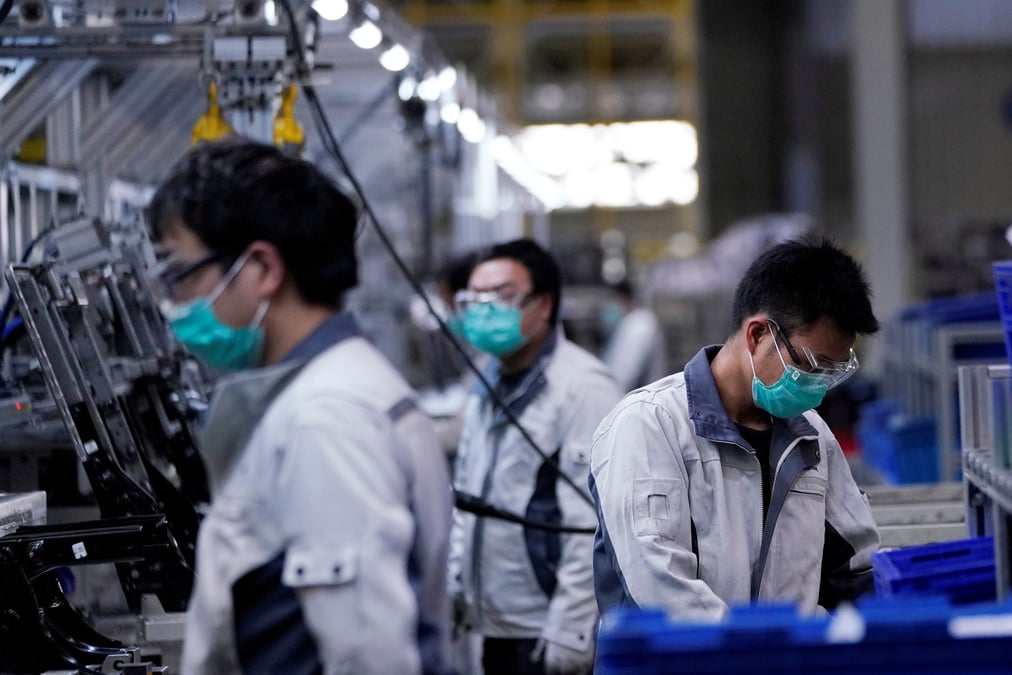 L'economie chinoise sous pression: l'activite industrielle ralentit en aout, celle des services se contracte