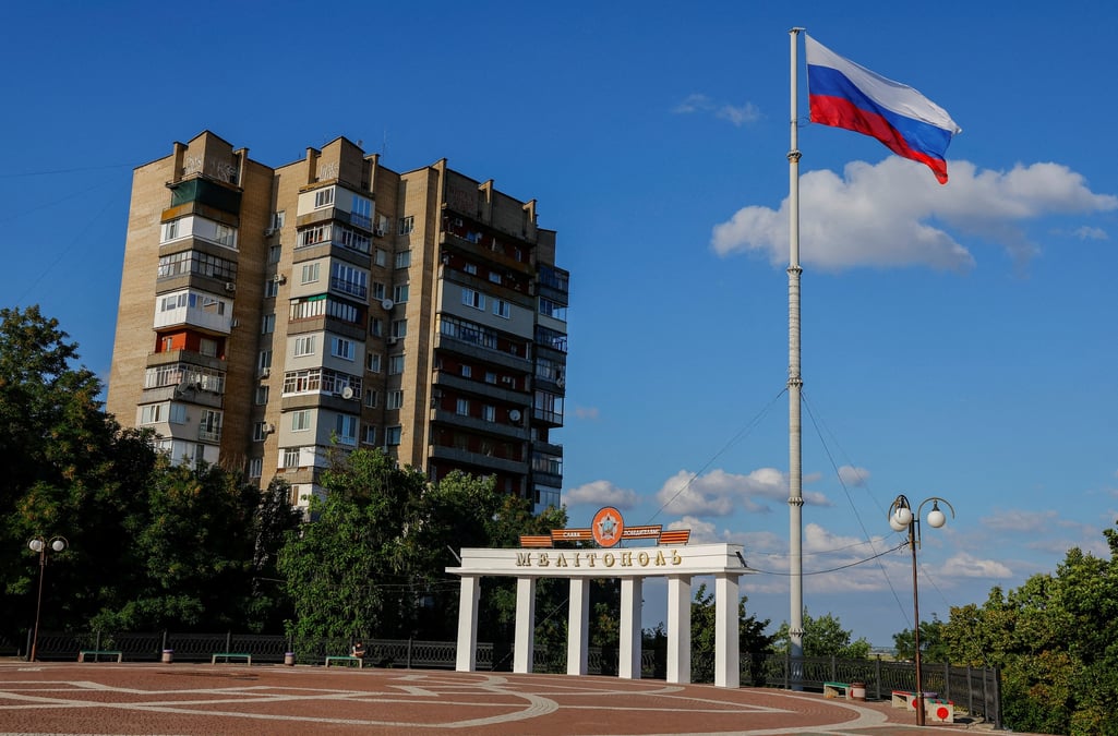 Un drapeau flotte sur une place de la ville de melitopol, controlee par la russie, dans la region de zaporijjia