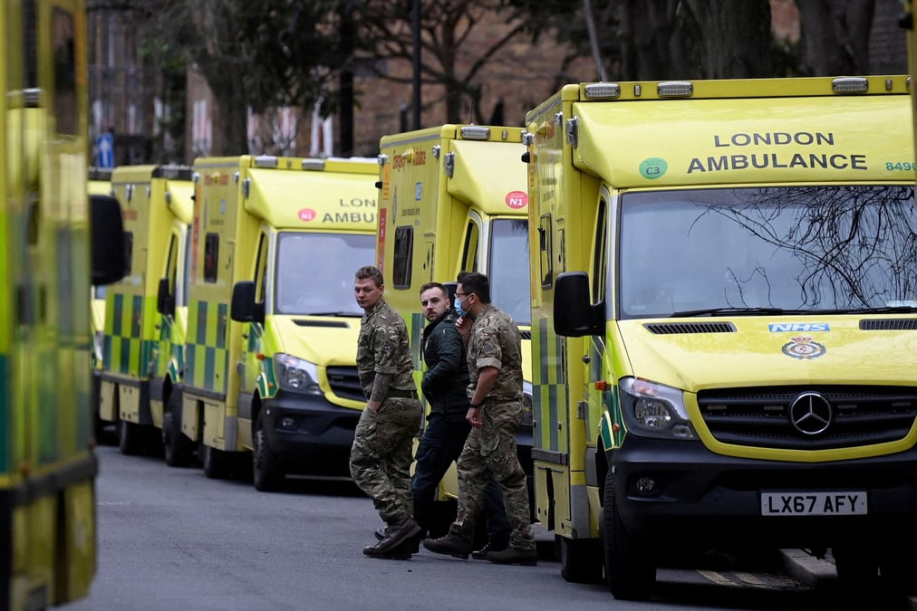 Les ambulanciers participent a une greve a londres