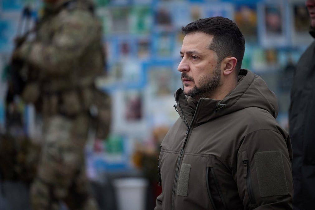 Le president ukrainien volodymyr zelenskiy visite un site commemoratif des soldats ukrainiens, a kyiv
