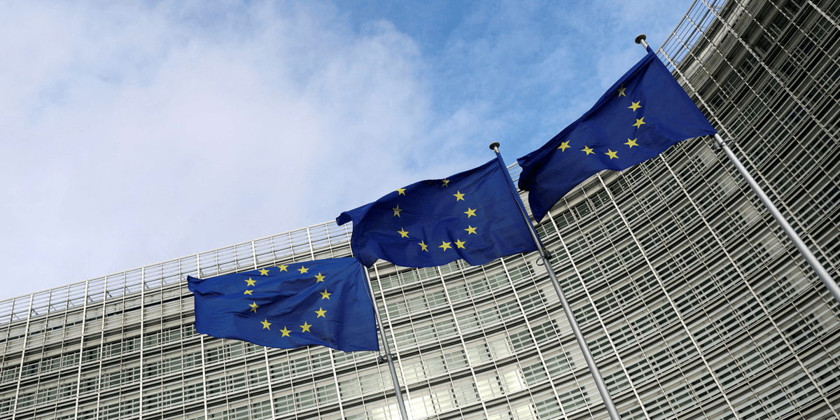 Des drapeaux de l'ue flottent devant la commission europeenne a bruxelles