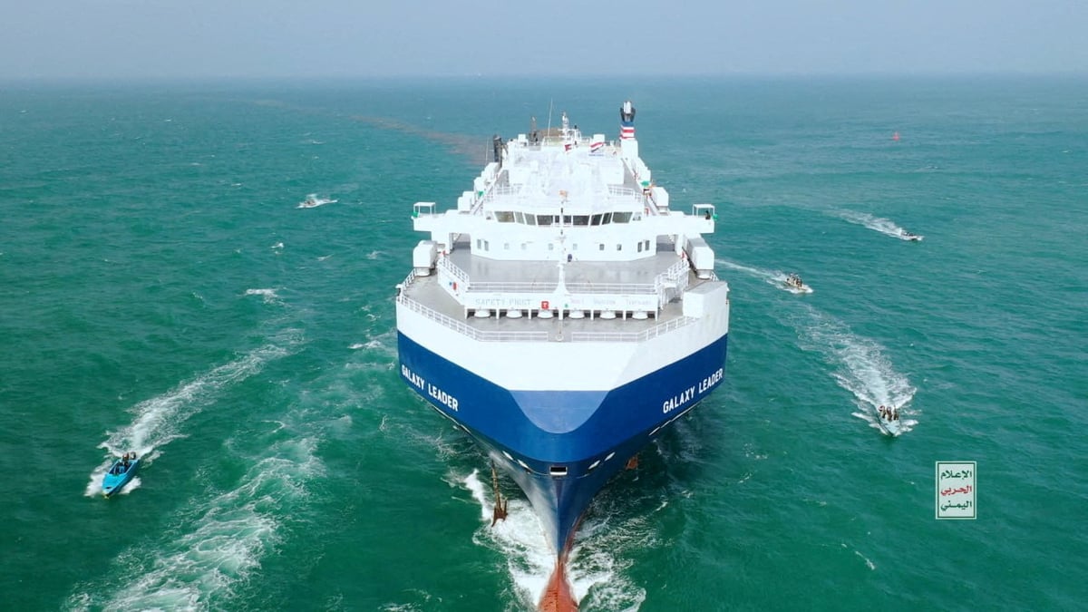 Le cargo galaxy leader est escorte par des bateaux houthis en mer rouge