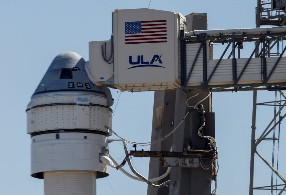 La capsule starliner de boeing, transportee par une fusee atlas v de united launch alliance, attend son premier vol d'essai habite vers la station spatiale internationale, a cap canaveral