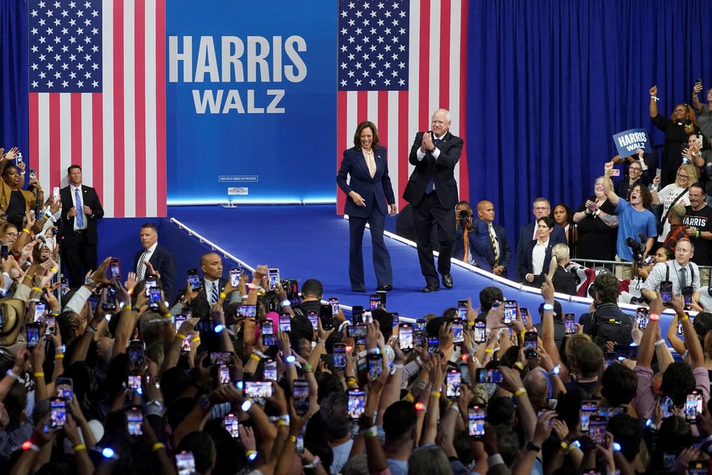 Kamala harris et tim waltz saluent leurs partisans lors d'un rassemblement electoral a philadelphie