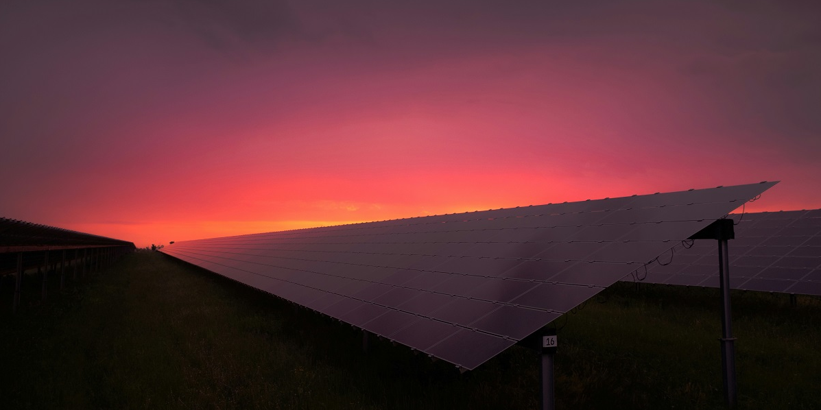 Une centrale solaire posée au sol.