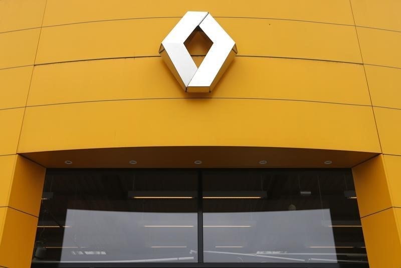 Renault, en tete des hausses du cac 40 a la mi-seance