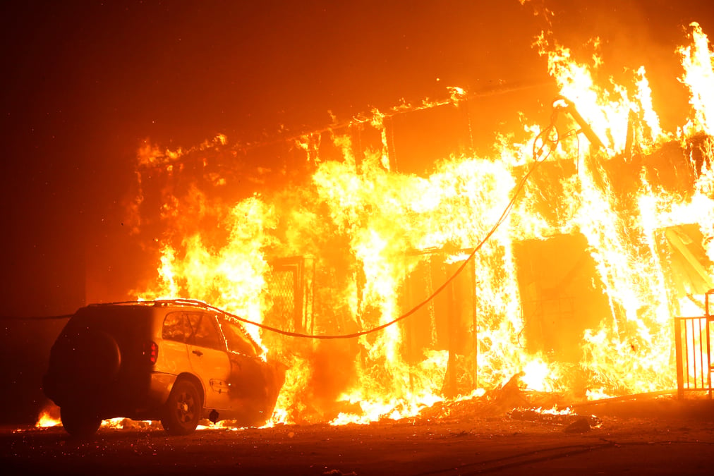 Incendie de foret ravageur dans le nord de la californie