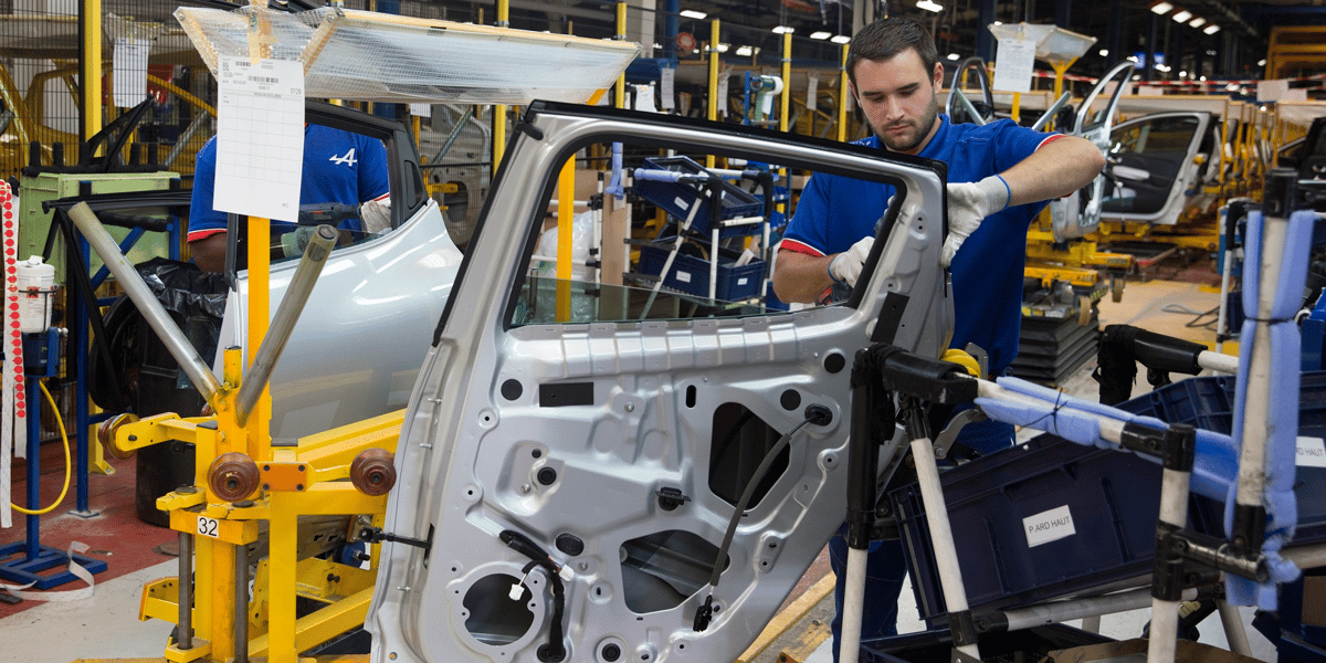 Le cabinet d'audit anticipe une baisse du marché automobile mondial dans les deux prochaines années, avec un creux en 2020 à 91 millions de voitures, avant une remontée jusqu'en 2026 avec 106 millions de véhicules.