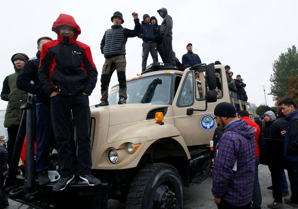 Kirghizistan: des manifestations post-legislatives font craindre une revolte