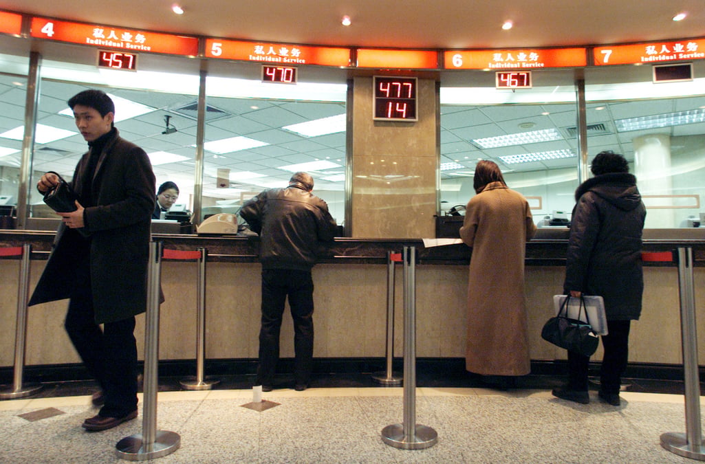 Des clients chinois effectuent des transactions dans une banque a shanghai