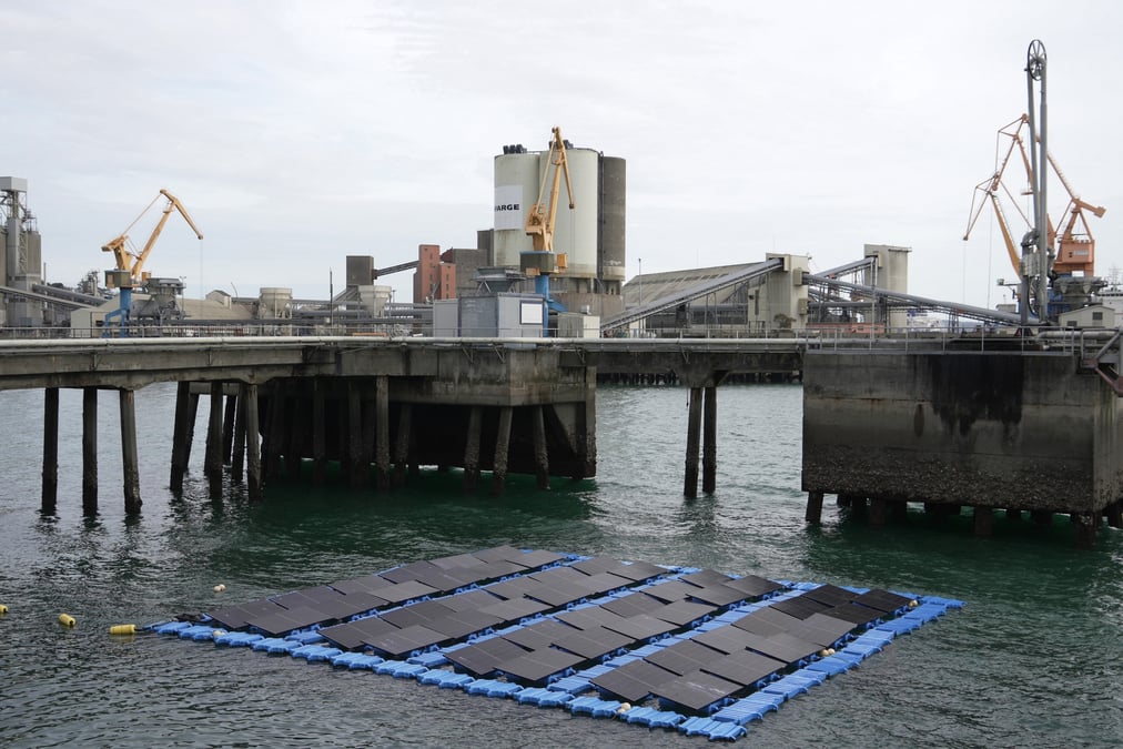 Déployé dans un des bassins inutilisables pour la navigation, un prototype de production d'énergie flottante de 25 kW, conçu par la startup nantaise HelioRec, va être testé pendant un an dans le port de Brest.