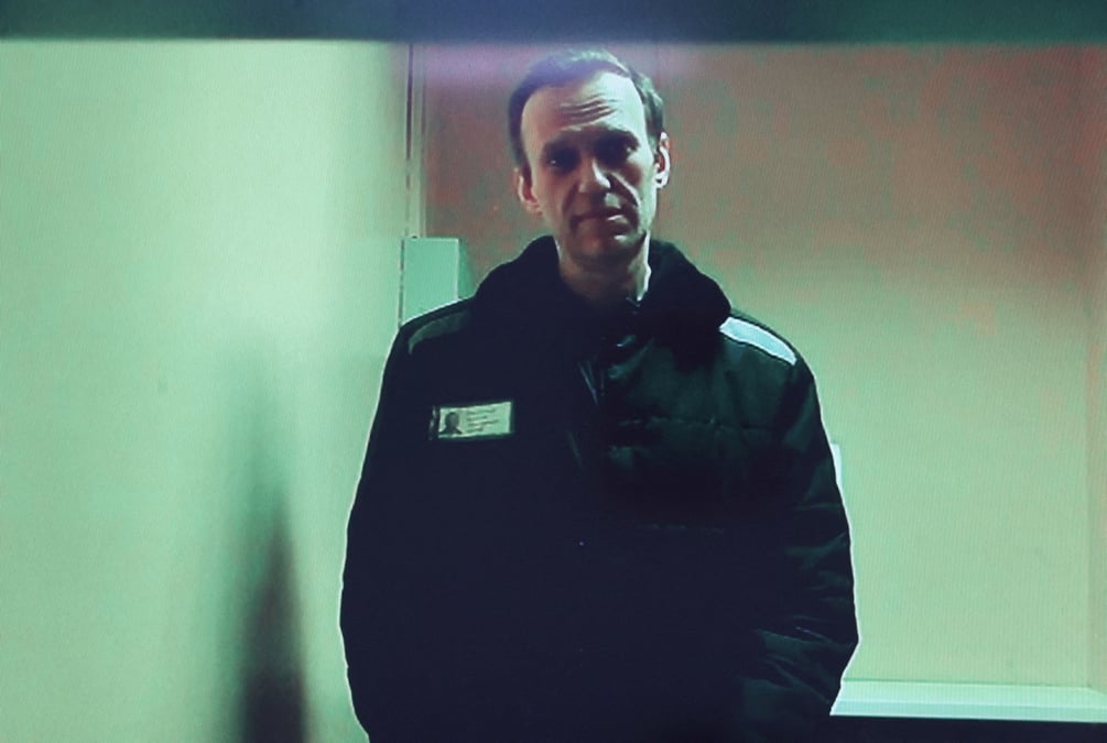 Le leader de l'opposition russe alexei navalny est vu sur un ecran par liaison video lors d'une audience au tribunal a moscou