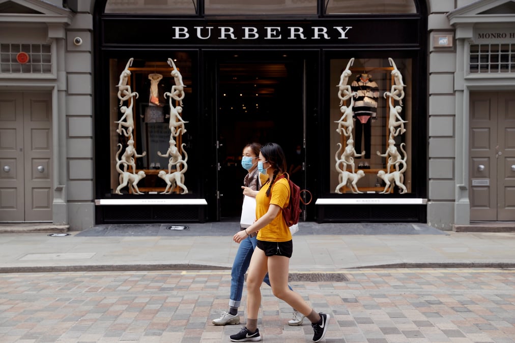 Les ventes de burberry bondissent de 90% au t1, la clientele rajeunie