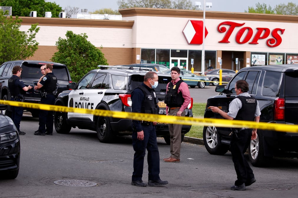 Usa: dix morts apres une fusillade dans un supermarche de buffalo