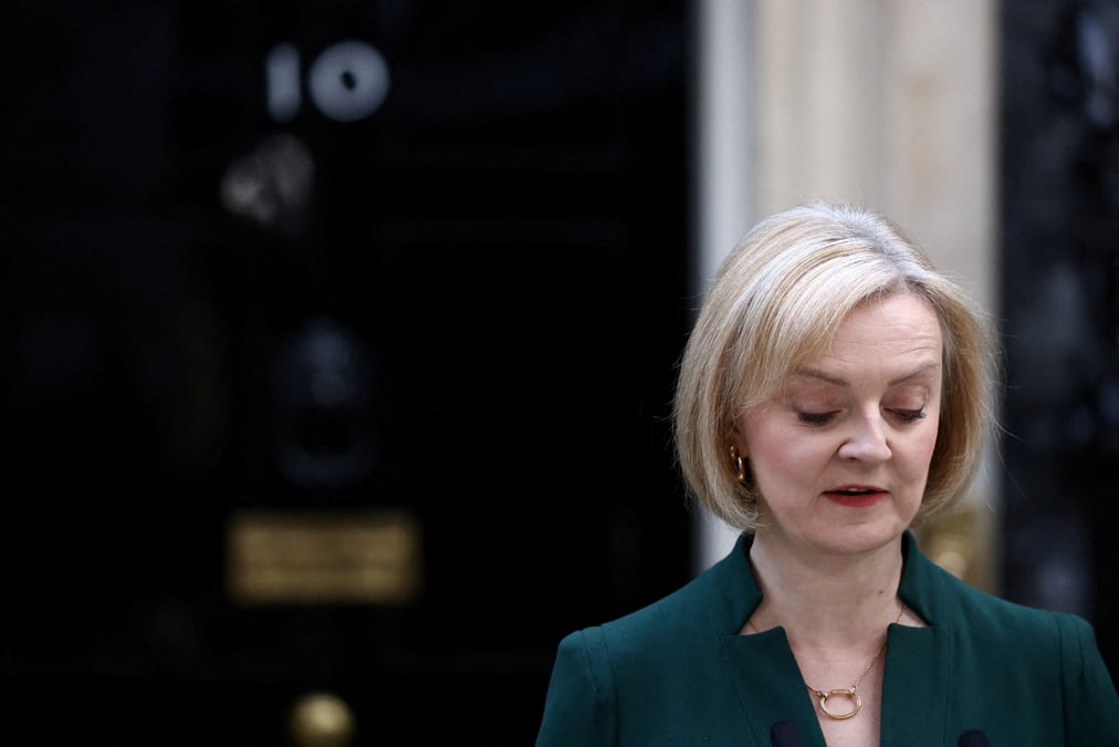 Photo d'archives de liz truss s'exprimant devant le 10 downing street