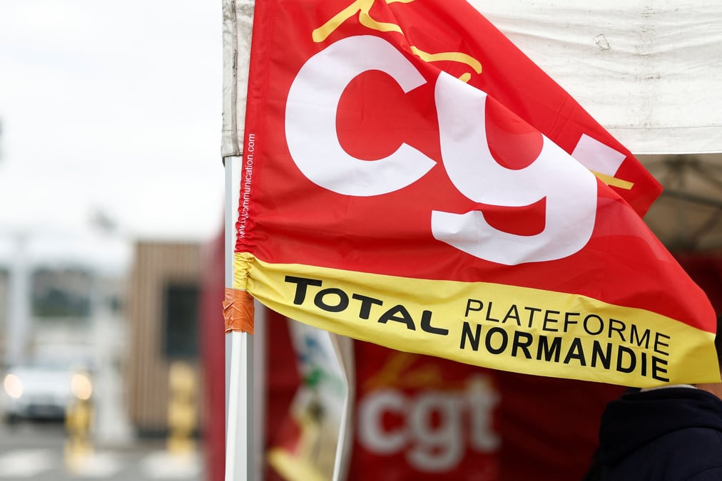 Un drapeau du syndicat cgt est vu devant la raffinerie de petrole totalenergies a gonfreville-l'orcher