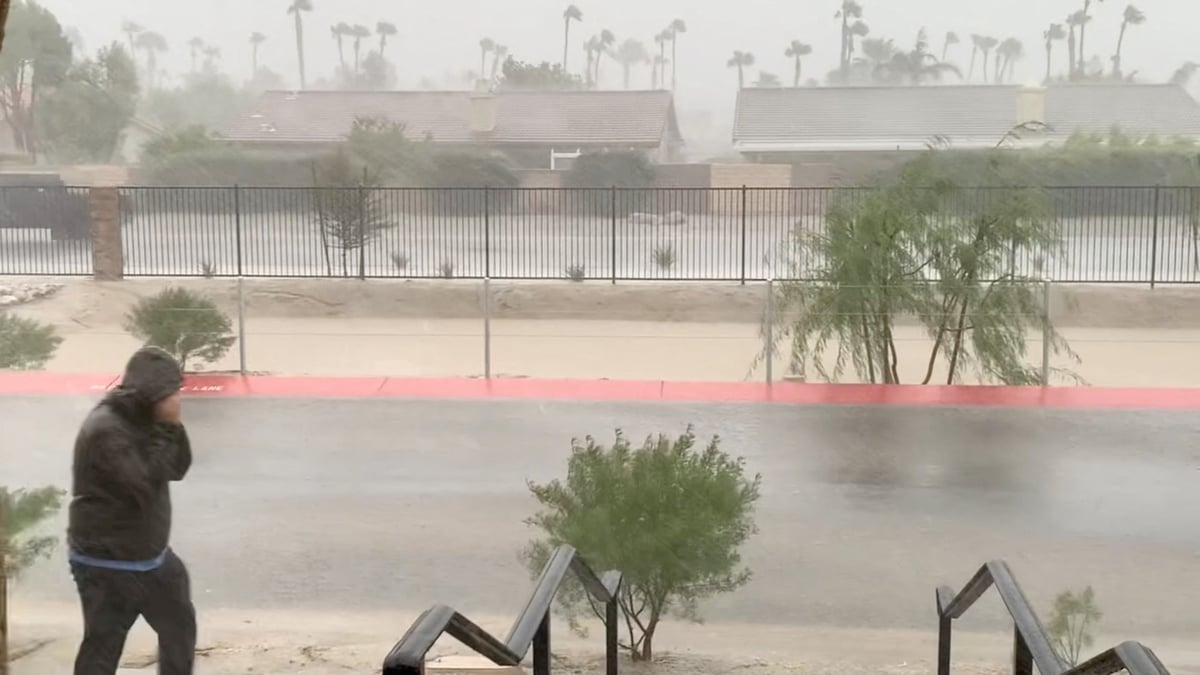 La tempete hilary a l'approche de cathedral city, en californie