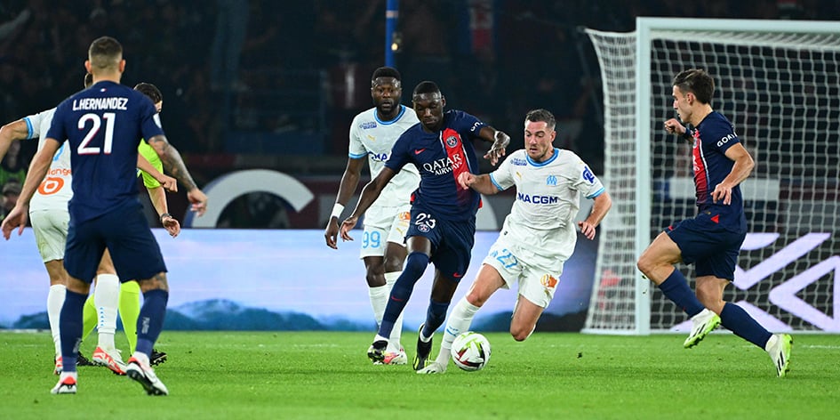 Le Parisien Randal Kolo Muani aux prises avec le Marseillais Jordan Veretout, à l’aller, le 24 septembre au Parc des Princes.