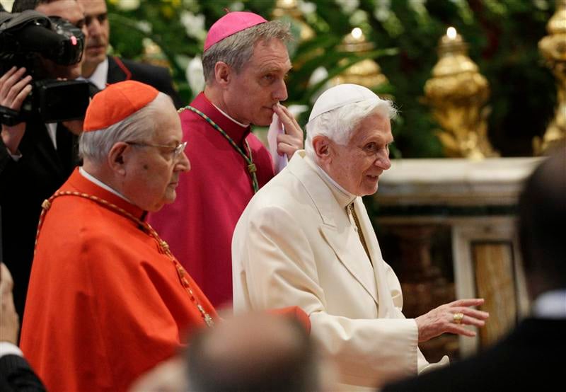 Présence surprise de Benoît XVI à une cérémonie à Saint-Pierre