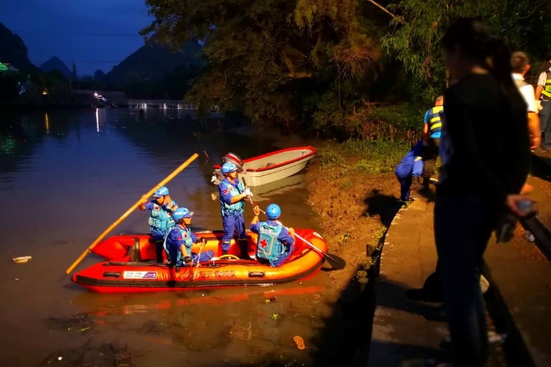 Deux bateaux-dragons chavirent en chine, 17 tues