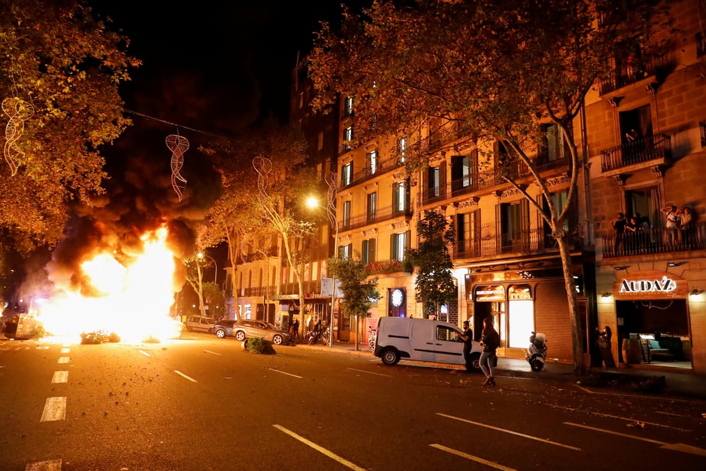 Coronavirus: des manifestants se heurtent a la police a barcelone