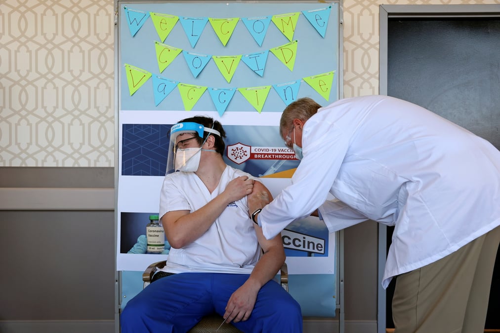 Coronavirus/usa: new york et floride deplorent des vaccinations trop lentes