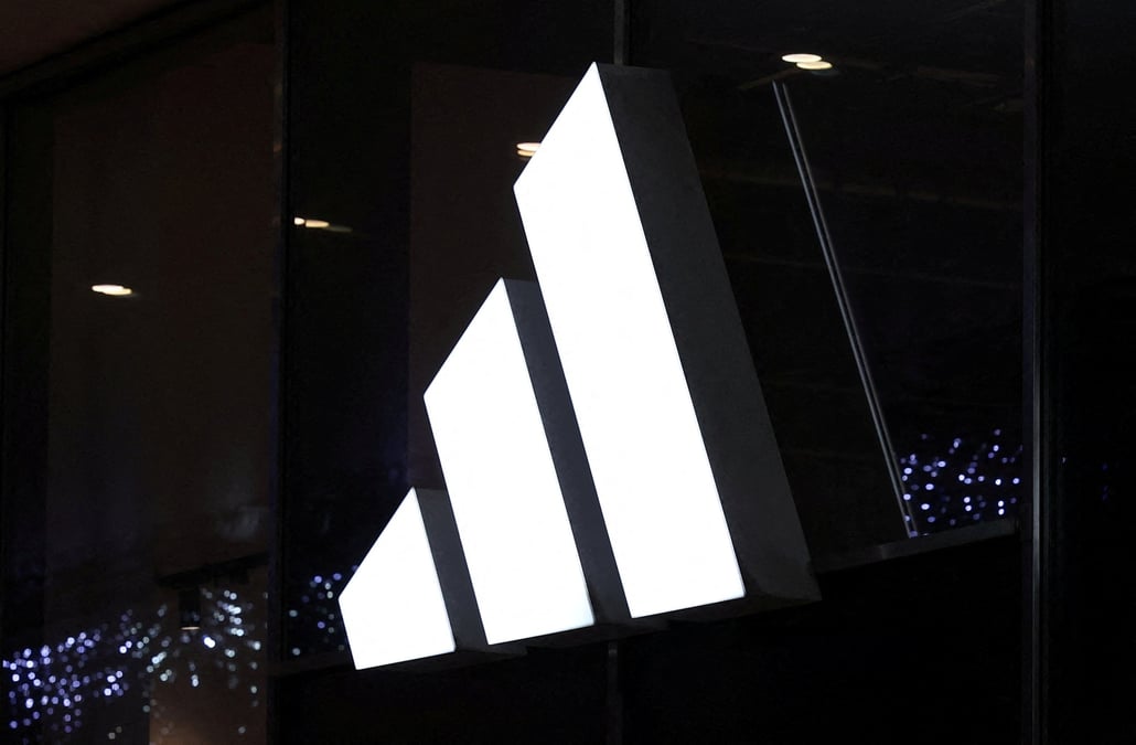 Le logo de la marque adidas est affiche sur le magasin du centre de varsovie