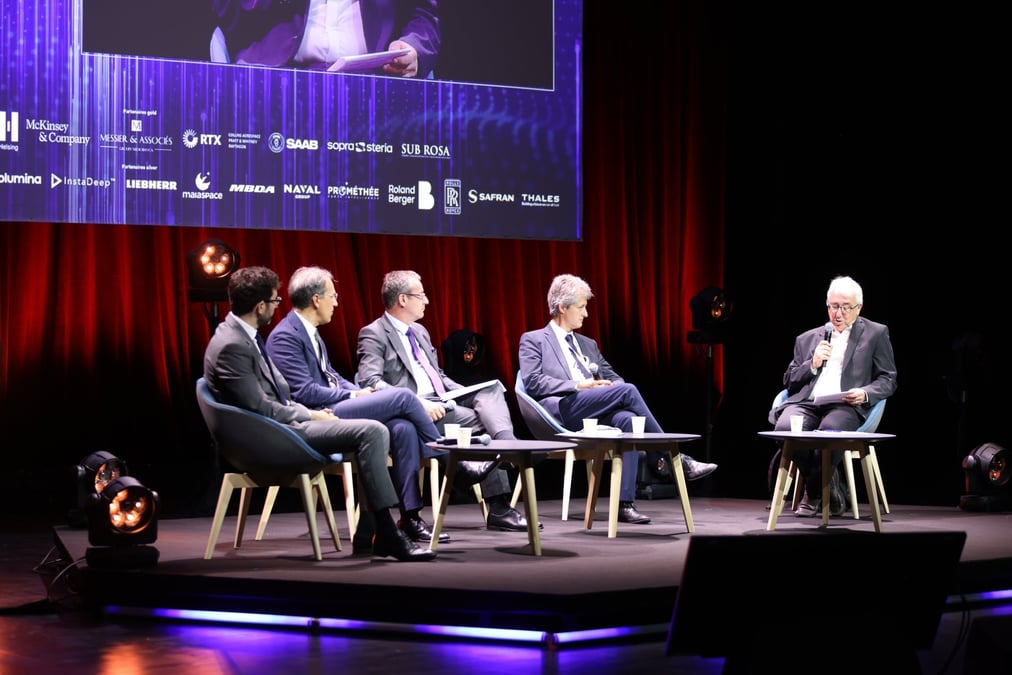 De gauche à droite : David Cavaillolès (Arianespace), Jean-François Fallacher (Eutelsat), Hervé Derrey (Thales Alenia Space) et Jean-Pierre Diris (Iris2 et Govsatcom).